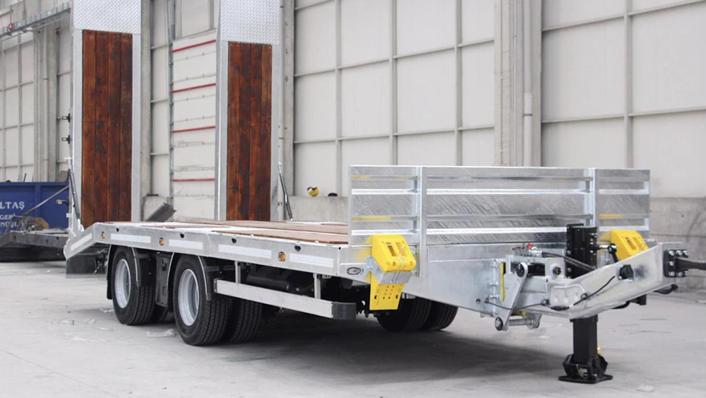 Scène intérieure d'un entrepôt industriel avec remorque plateau spécialisée stationnée