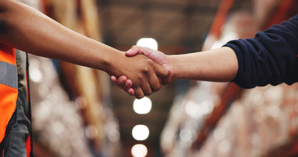 Le messager transporte un chariot contenant des colis