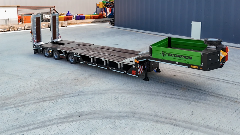 Scène extérieure urbaine montrant le chargement d'un cheval dans une remorque hippique