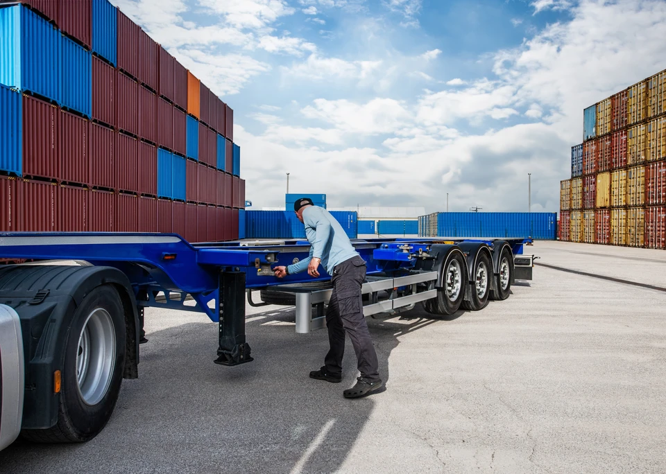 remorque derrière une voiture dans le parking de la boutique de location