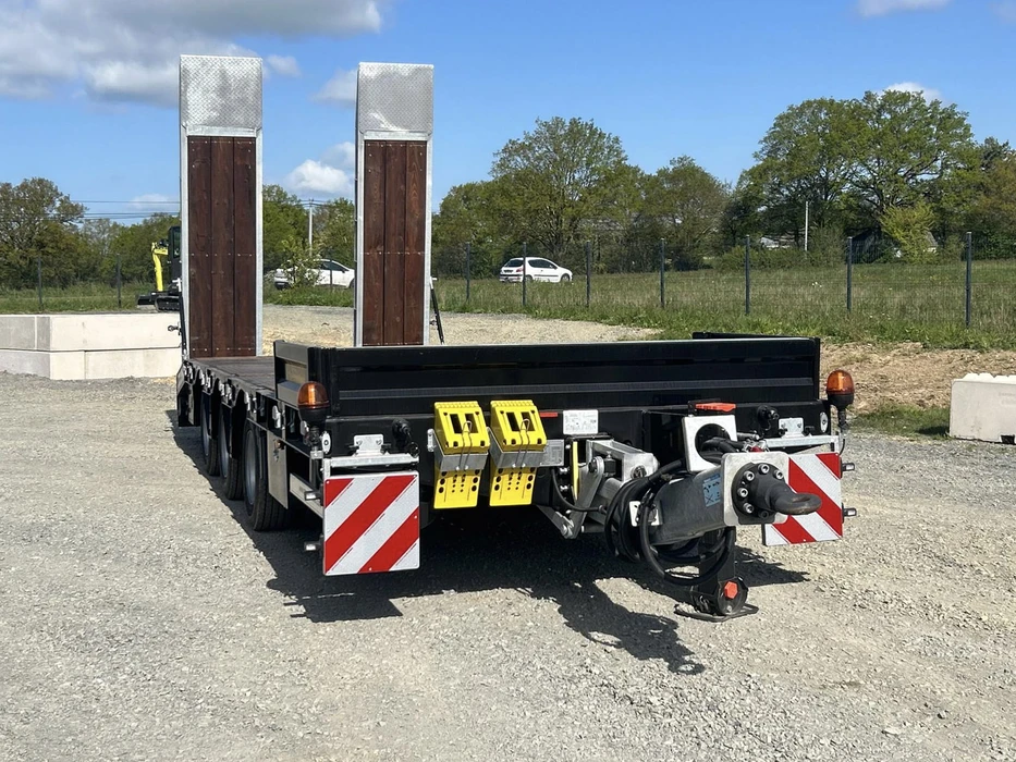 Scène extérieure devant bâtiments industriels modernes avec vitrage